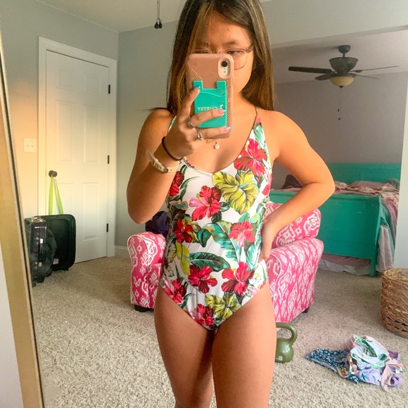 One piece bathing suit - Picture 1 of 3